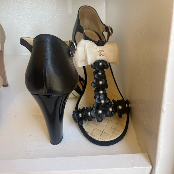 CHANEL LEATHER & PEARL SANDALS /39 - Picture 2 of 9
